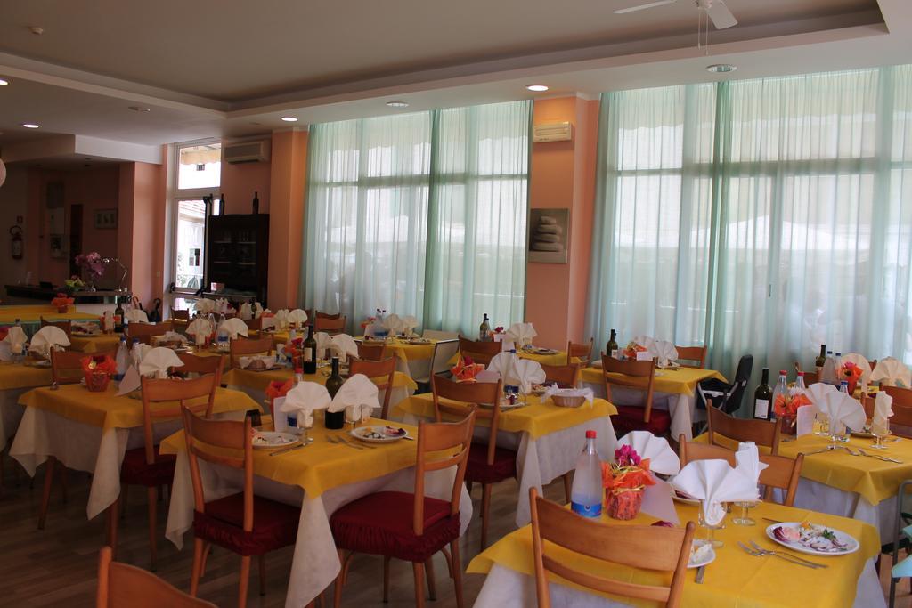 Hotel Madrid Cattolica Zewnętrze zdjęcie