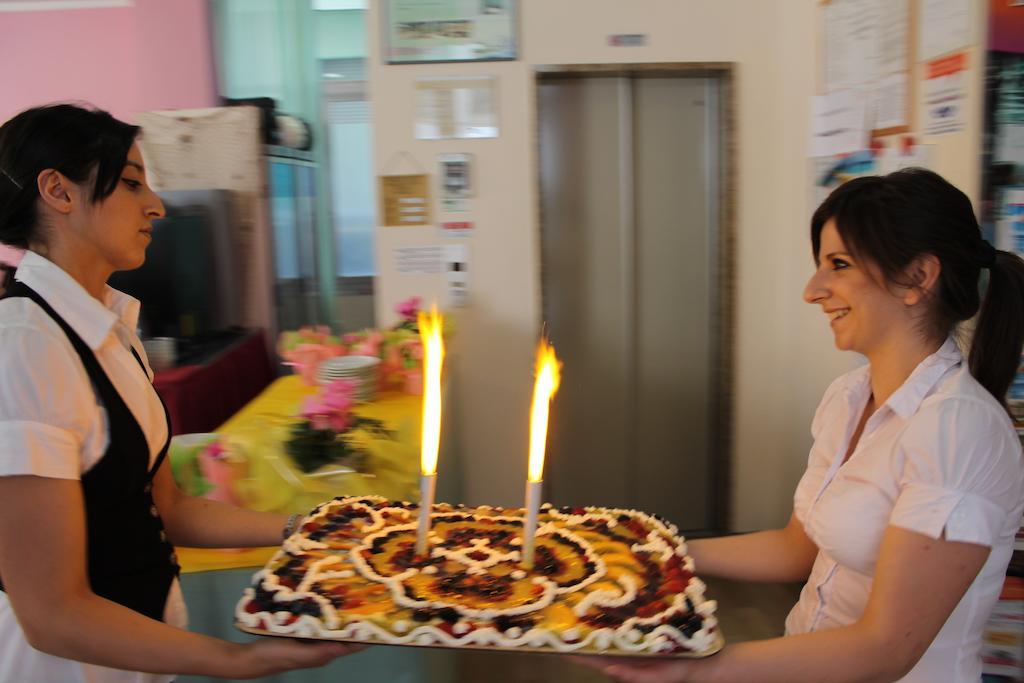 Hotel Madrid Cattolica Zewnętrze zdjęcie